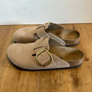 Birkenstock Women's Boston Big Buckle Clogs size 42 - Sandcastle Nubuck Leather